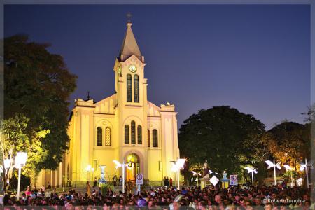 Praça e Igreja Matriz em Paraisópolis - Minas Gerais - Foto: Roberto Torrubia