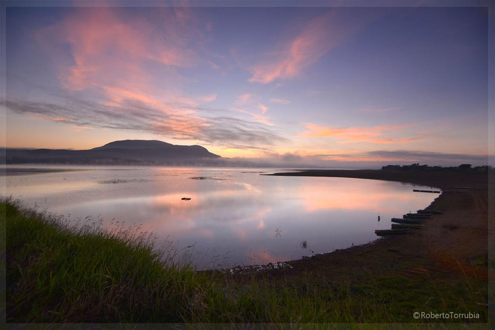 Amanhecer no Lago de Furnas - Carmo do Rio Claro MG - Foto: Roberto Torrubia