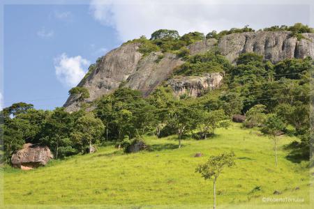 Pedra Branca - Paraisópolis MG - Serra da Mantiqueira - foto: Roberto Torrubia